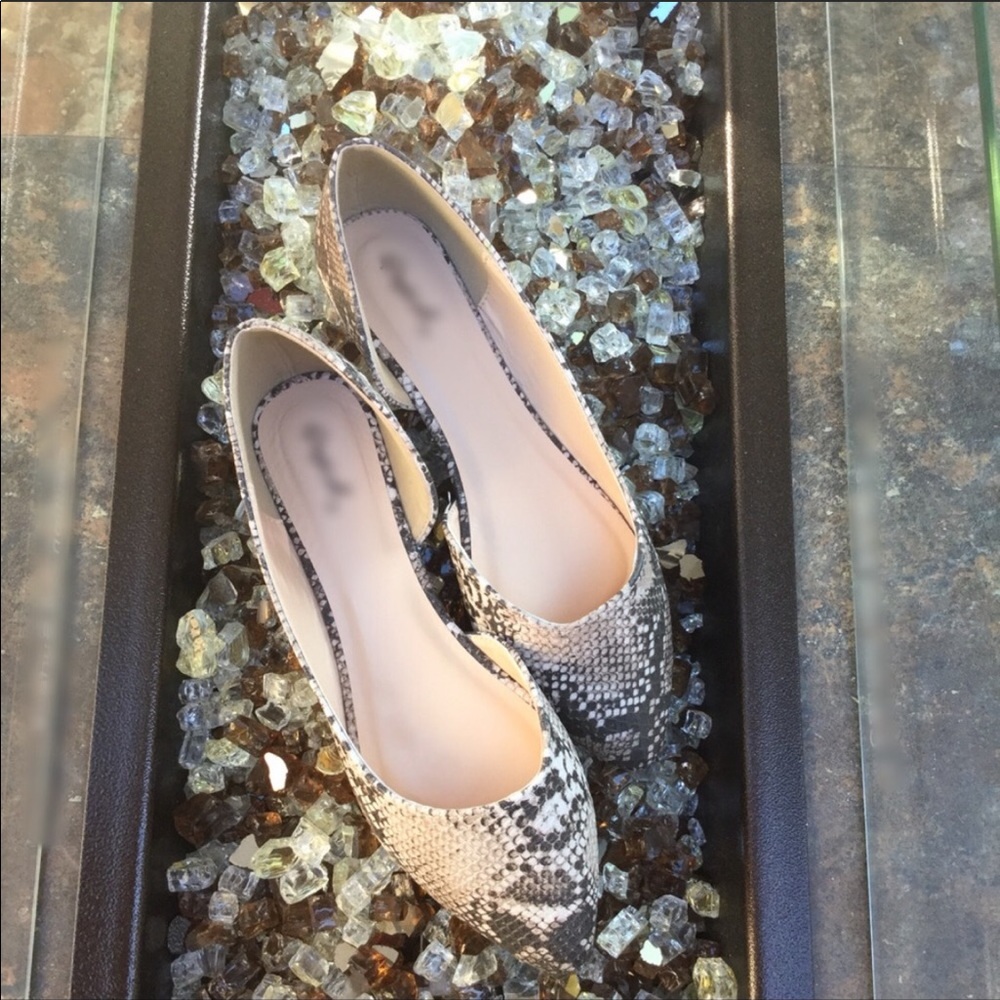 Snakeskin flats with open side, sz. 6.